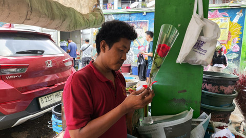 Adi, penjual bunga di Pasar Rawa Belong, Jakarta Barat, yang kebanjiran pesanan di Hari Valentine.  Foto: Jonathan Devin/kumparan