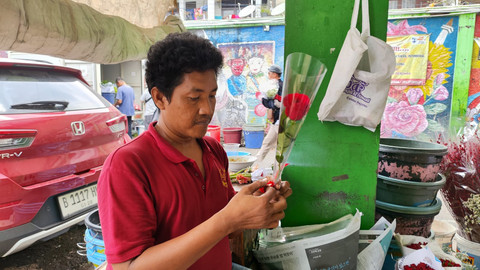 Adi, penjual bunga di Pasar Rawa Belong, Jakarta Barat, yang kebanjiran pesanan di Hari Valentine.  Foto: Jonathan Devin/kumparan
