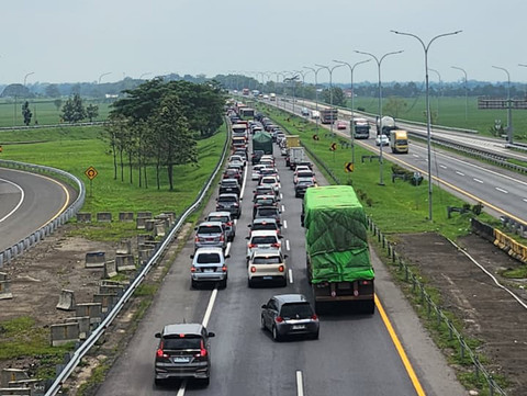 Suasana kemacetan Tol Cipali KM 158 pada Sabtu (14/2). Foto: Aditia Noviansyah/kumparan