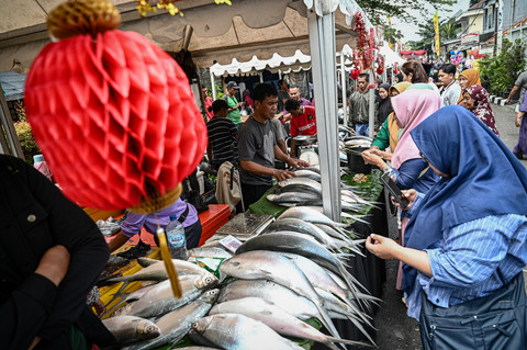 Pedagang ikan bandeng melayani pembeli pada Festival Bandeng Rawa Belong 2026 di Jakarta, Sabtu (14/2/2026). Foto: Fauzan/ANTARA FOTO