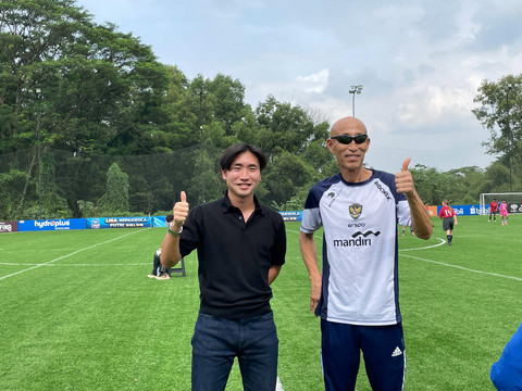 Penasihat Timnas Wanita Indonesia Satoru Mochizuki dan asisten Pelatih Timnas Wanita Indonesia Takumi Taniguchi di HYDROPLUS Soccer League Jakarta, The Lodge, Bogor, Selasa. Foto: Aji Nugrahanto/kumparan