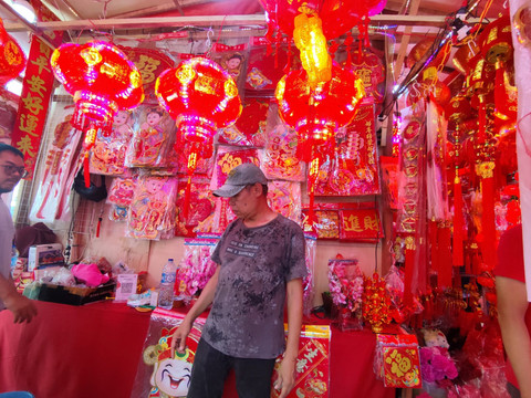Salah satu pemilik toko pernak-pernik Imlek, Su Khin (59), di kawasan Petak Sembilan, Glodok, Jakarta Barat, saat ditemui pada Sabtu (14/2/2026). Foto: Luthfi Humam/kumparan
