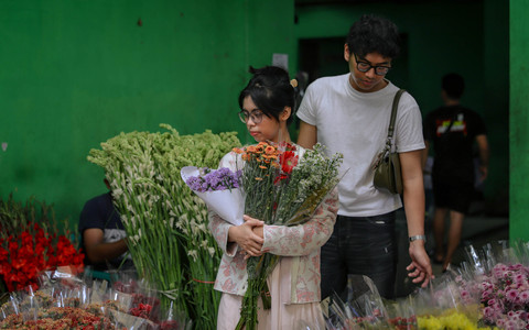Pembeli memilih bunga saat berkunjung ke Pasar Bunga Rawa Belong, Palmerah, Jakarta Barat, Sabtu (14/2/2026). Foto: Jamal Ramadhan/kumparan