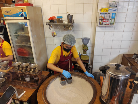 Suasana di toko kopi Djauw Coffee, Petak Sembilan, Glodok, Jakarta Barat, pada Sabtu (14/2/2026). Foto: Luthfi Humam/kumparan
