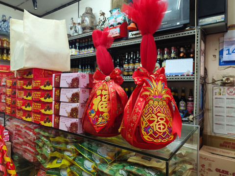 Beragam pernak-pernik Imlek seperti amplop angpao hingga kue keranjang yang dijual di Kawasan Glodok, Jakarta Barat, jelang tahun baru Imlek pada Sabtu (14/2/2026). Foto: Luthfi Humam/kumparan