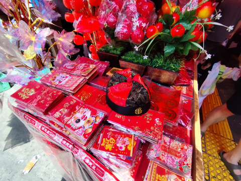 Beragam pernak-pernik Imlek seperti amplop angpao hingga kue keranjang yang dijual di Kawasan Glodok, Jakarta Barat, jelang tahun baru Imlek pada Sabtu (14/2/2026). Foto: Luthfi Humam/kumparan