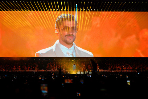 Rapper asal Puerto Rico, Bad Bunny, tampil dalam rangka tur dunia bertajuk Debi Tirar Mas Fotos World Tour di Estadio Monumental (MAS Monumental), Buenos Aires, pada Jumat (13/2) malam.   Foto: Luis Robayo/AFP