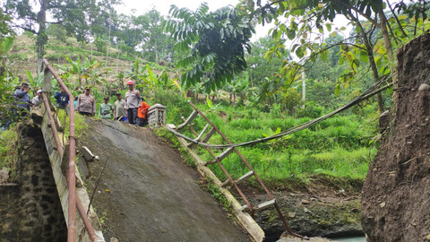 Kapolresta Pati, Kombes Pol Jaka Wahyudi meninjau jembatan putus yang menghubungkan Dukuh Mbongkar, Desa Klumpit, Kecamatan Tlogowungu, Kabupaten Pati, Sabtu (14/2/2026). Foto: Dok. kumparan
