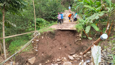 Jembatan putus yang menghubungkan Dukuh Mbongkar, Desa Klumpit, Kecamatan Tlogowungu, Kabupaten Pati, Sabtu (14/2/2026). Foto: Dok. kumparan