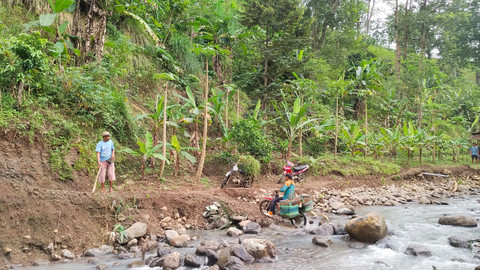 Jembatan putus yang menghubungkan Dukuh Mbongkar, Desa Klumpit, Kecamatan Tlogowungu, Kabupaten Pati, Sabtu (14/2/2026). Foto: Dok. kumparan