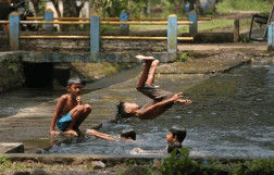 Ilustrasi: Anak - anak bermain di sungai. Foto Shutterstock