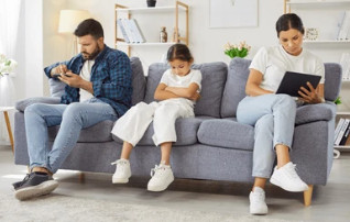 Ilustrasi: Ketika dunia orang dewasa menjadi terlalu sibuk dan penuh tuntutan, kesehatan jiwa anak-anak sering kali menjadi hal yang terlupakan. Foto Shutterstock