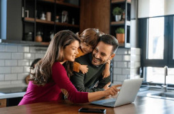 Ilustrasi: Seorang anak yang bermain dengan orang tua nya. Foto Shutterstock
