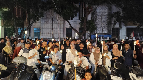 Sejumlah warga mengikuti pawai obor di kawasan jalanan Masjid Raya Kota Medan, Sabtu (14/2/2026). Foto: Amar Marpaung/kumparan