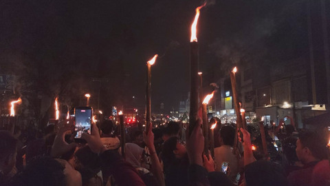 Sejumlah warga mengikuti pawai obor di kawasan jalanan Masjid Raya Kota Medan, Sabtu (14/2/2026). Foto: Amar Marpaung/kumparan