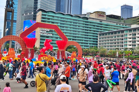 Sejumlah warga tampak berfoto di ornamen Imlek sambil menikmati Car Free Day (CFD) di sekitar kawasan Bundaran HI, Jakarta Pusat, Minggu (15/2/2026). Foto: Jeni Ritanti/kumparan