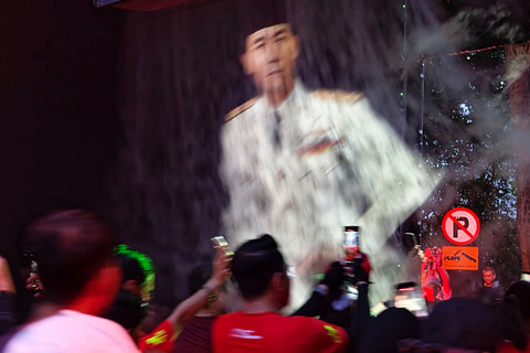 Hologram yang memperlihatkan Proklamator sekaligus Presiden ke-1 Indonesia, Ir. Soekarno berpidato dalam ajang lari Soekarno Run di Gelora Bung Karno, Senayan, Jakarta, Minggu (15/2/2026). Foto: Dok. PDIP