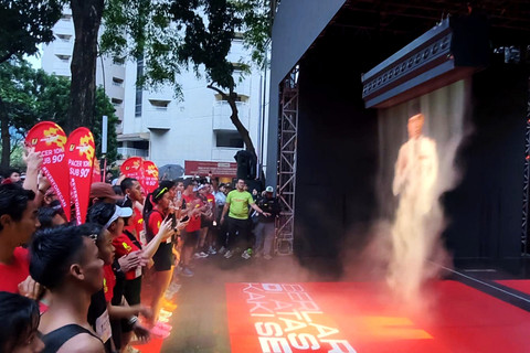Hologram yang memperlihatkan Proklamator sekaligus Presiden ke-1 Indonesia, Ir. Soekarno berpidato dalam ajang lari Soekarno Run di Gelora Bung Karno, Senayan, Jakarta, Minggu (15/2/2026). Foto: Dok. PDIP