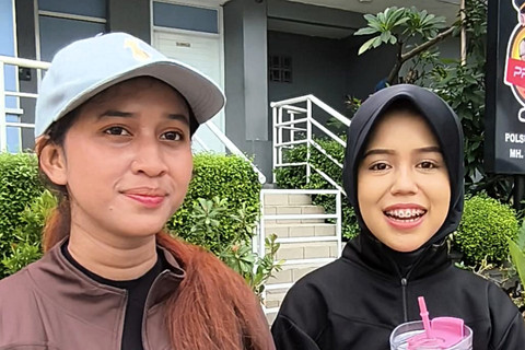 Dinda dan Sifa, warga yang menikmati Car Free Day (CFD) di kawasan Bundaran HI, Jakarta Pusat, Minggu (15/2/2026). Foto: Jeni Ritanti/kumparan