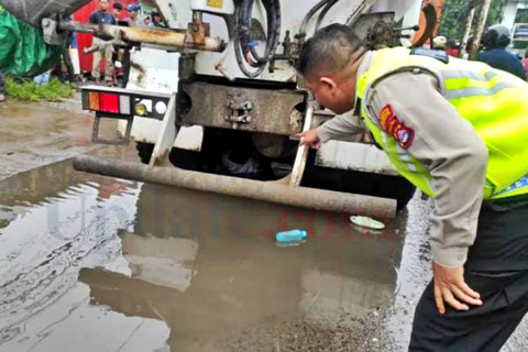 Polisi mengecek lokasi seorang pelajar bernama Calya Ratnadhita Ardianingrum (18) yang tewas usai terlindas truk di Jalan Raya Pasar Kemis, Kecamatan Pasar Kemis, Kabupaten Tangerang, Jumat (13/2/2026). Foto: Dok. Satlantas Polresta Tangerang
