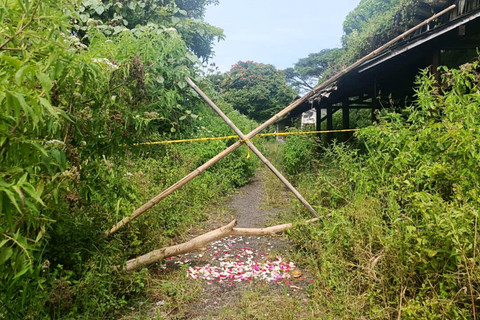 Lokasi penemuan jasad pria yang ditemukan oleh seorang konten kreator saat melakukan live streaming di eks Kampung Gajah, Parongpong, Kabupaten Bandung Barat, Minggu (15/2/2026). Foto: Abisatya/kumparan