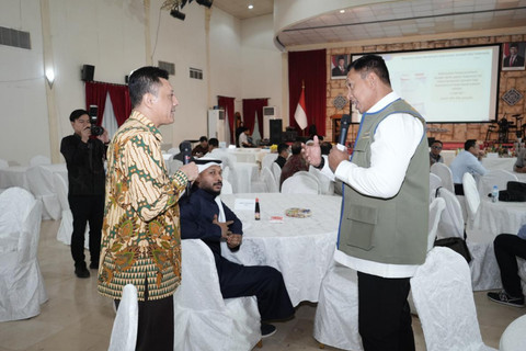 Perum BULOG menawarkan produk Beras Haji Nusantara kepada para importir setempat dalam kegiatan Bridging Supply and Service: Business Matching for Indonesian F&B Distributors and Hajj Catering Providers yang diselenggarakan KJRI di Jeddah. Foto: Dok. Bakom RI