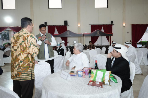 Perum BULOG menawarkan produk Beras Haji Nusantara kepada para importir setempat dalam kegiatan Bridging Supply and Service: Business Matching for Indonesian F&B Distributors and Hajj Catering Providers yang diselenggarakan KJRI di Jeddah. Foto: Dok. Bakom RI