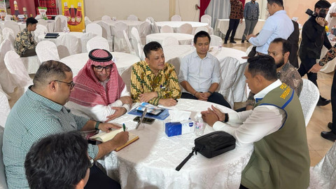 Perum BULOG menawarkan produk Beras Haji Nusantara kepada para importir setempat dalam kegiatan Bridging Supply and Service: Business Matching for Indonesian F&B Distributors and Hajj Catering Providers yang diselenggarakan KJRI di Jeddah. Foto: Dok. Bakom RI
