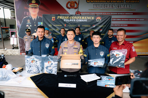 Kapolres Cimahi, Niko N Adi Putra, beserta barang bukti yang diamankan dalam penanganan kasus penemuan jasad pria di eks Kampung Gajah, Parongpong, Kabupaten Bandung Barat, Minggu (15/2/2026). Foto: Dok. Polres Cimahi 
