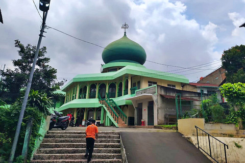 Makam Muallim Syafi'i Hadzami di Gandaria, Jakarta Selatan, Minggu (15/2/2026). Foto: Zamachsyari/kumparan
