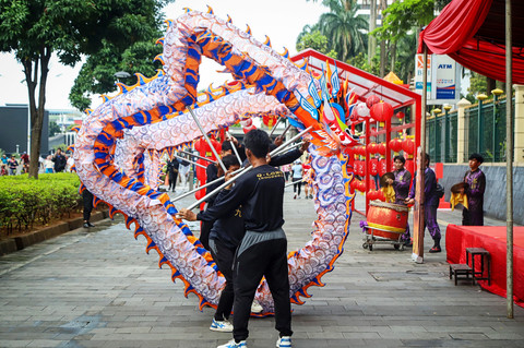 Atraksi naga liong memeriahkan perayaan menyambut Tahun Baru Imlek 2577 Kongzili di kawasan Sudirman, Jakarta, Minggu (15/2/2026). Foto: Iqbal Firdaus/kumparan