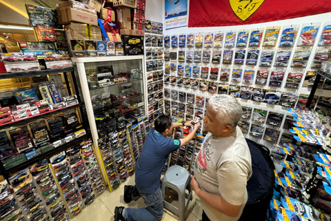 Fasial (55), pemilik bisnis Diecast di Senayan Trade Center (STC), Jakarta, Kamis (12/2). Foto: Argya Maheswara/kumparan