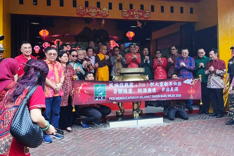Foto bersama jajaran pemimpin serta pengurus Maha Vihara Avalokitesvara Jakarta Barat, jajaran DPP PKB, dan masyarakat di Vihara Avalokitesvara, Jakarta Barat, Minggu (15/2/2026). Foto: Jeni Ritanti/kumparan