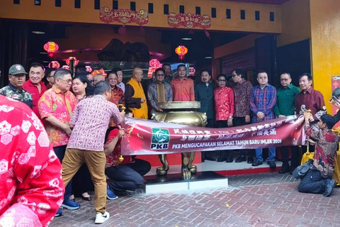 Foto bersama jajaran pemimpin serta pengurus Maha Vihara Avalokitesvara Jakarta Barat, jajaran DPP PKB, dan masyarakat di Vihara Avalokitesvara, Jakarta Barat, Minggu (15/2/2026). Foto: Jeni Ritanti/kumparan