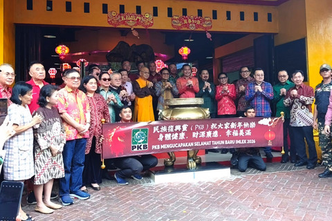 Foto bersama jajaran pemimpin serta pengurus Maha Vihara Avalokitesvara Jakarta Barat, jajaran DPP PKB, dan masyarakat di Vihara Avalokitesvara, Jakarta Barat, Minggu (15/2/2026). Foto: Jeni Ritanti/kumparan
