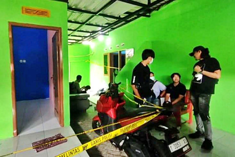 Polisi melakukan olah TKP kasus Ibu tak sengaja membunuh anaknya yang masih berusia 6 tahun di sebuah kontrakan Jalan Pelabuhan Kelurahan Sukamelang, Kecamatan/Kabupaten Subang, Jum'at (13/2/2026). Foto: Dok. kumparan