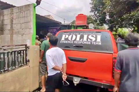 Polisi melakukan olah TKP kasus Ibu tak sengaja membunuh anaknya yang masih berusia 6 tahun di sebuah kontrakan Jalan Pelabuhan Kelurahan Sukamelang, Kecamatan/Kabupaten Subang, Jum'at (13/2/2026). Foto: Dok. kumparan