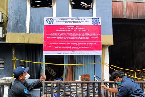 KLH segel gudang pestisida di Tangsel yang terbakar dan mencemari Sungai Cisadane. Foto: Dok. Istimewa