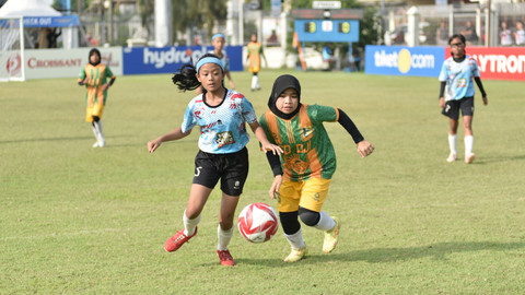 Sengitnya pertandingan di MilkLife Soccer Challenge Solo Seri 2 2025-26 di Lapangan Kota Barat, Solo, Sabtu (14/2). Foto: Dok. MilkLife Soccer Challenge