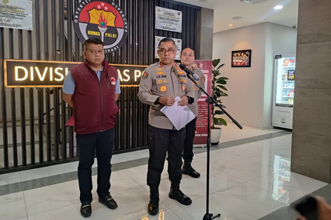 Kadivhumas Polri, Irjen Johnny Eddizon Isir saat menyampaikan kasus narkotika yang menjerat eks Kapolres Bima, AKBP Didik Putra Kuncoro di Gedung Divisi Humas Polri, Jakarta, Minggu (15/2/2026). Foto: Ryan Iqbal/kumparan