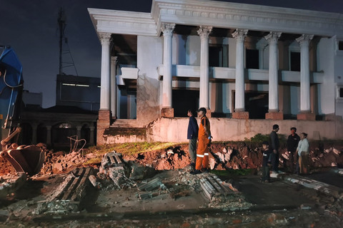 Kondisi area disekitar lokasi usai robohnya tembok rumah di sebelah SMP Negeri 182 Jakarta, Kalibata, Jakarta Selatan, Minggu (15/2/2026). Foto: Jeni Ritanti/kumparan