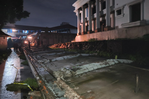 Kondisi area disekitar lokasi usai robohnya tembok rumah di sebelah SMP Negeri 182 Jakarta, Kalibata, Jakarta Selatan, Minggu (15/2/2026). Foto: Jeni Ritanti/kumparan
