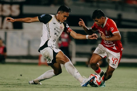 Bali United melawan Persija Jakarta pada pertandingan Super League di Stadion I Wayan Kapten Dipta, Bali, Minggu (15/2/2026). Foto: Instagram/@baliunitedfc