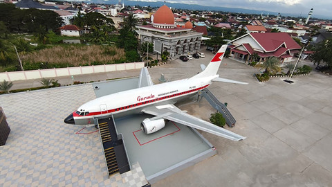 Mockup pesawat Boeing 737-500 registrasi PK-GGD. Foto: Garuda Indonesia.