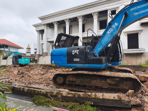 Proses perbaikan area yang terdampak dari robohnya bangunan tembok rumah di sebelah SMP Negeri 182 Jakarta, Kalibata Jakarta Selatan, Senin (16/2/2026). Foto: Jeni Ritanti/kumparan