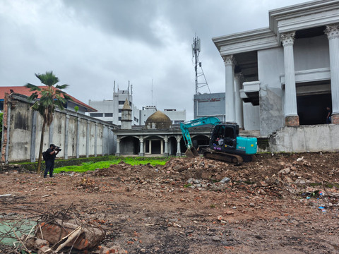 Proses perbaikan area yang terdampak dari robohnya bangunan tembok rumah di sebelah SMP Negeri 182 Jakarta, Kalibata Jakarta Selatan, Senin (16/2/2026). Foto: Jeni Ritanti/kumparan