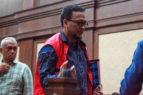 Terdakwa kasus dugaan suap terhadap putusan lepas perkara korupsi pemberian fasilitas ekspor minyak sawit mentah (CPO) Junaedi Saibih berjalan keluar usai menjalani sidang lanjutan di Pengadilan Tipikor, Jakarta, Kamis (12/2/2026). Foto: ANTARA FOTO/Reno Esnir