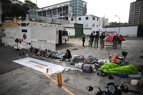 Kerabat tahanan politik tidur di tanah selama protes di luar penjara Zona 7 Kepolisian Nasional Bolivarian (PNB) di Caracas pada 14 Februari 2026. Foto: Federico Parra / AFP