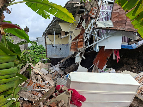 Rumah ambruk di Lingkungan Galiran Kaler, Senin (16/2/2026). Foto: Dok. BPBD Karangasem