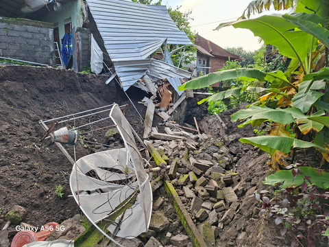 Rumah ambruk di Lingkungan Galiran Kaler, Senin (16/2/2026). Foto: Dok. BPBD Karangasem